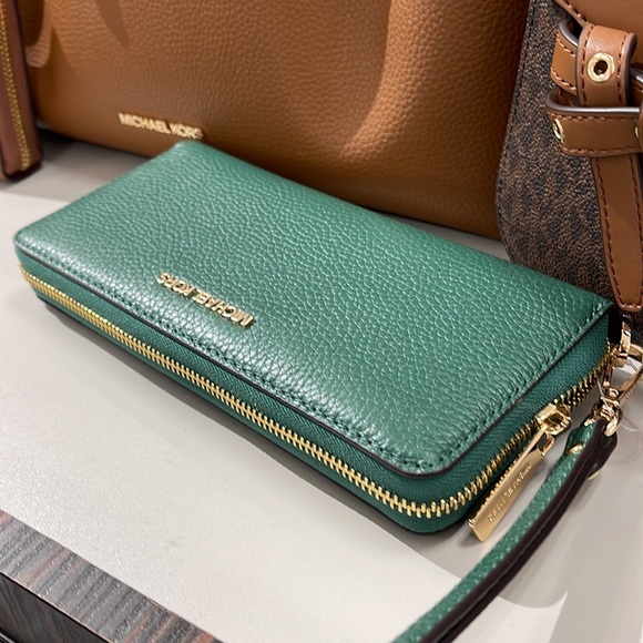 Michael Kors Jet Set Travel Large Travel CONTINENTAL 
Fern Green NWT - Picture 6 of 16